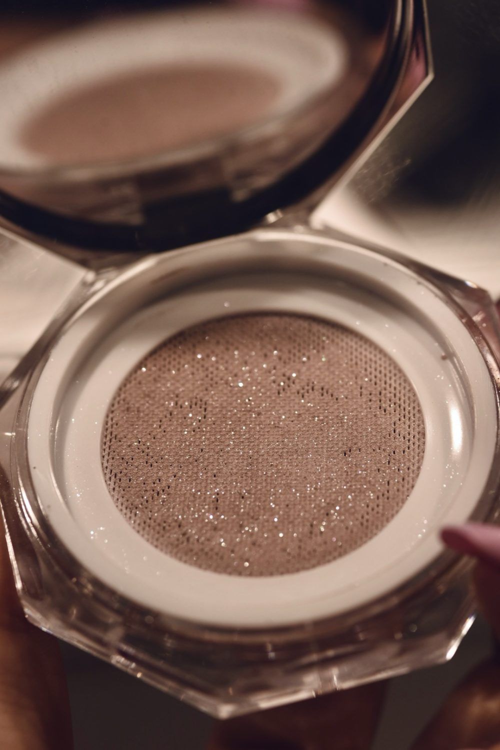 Nude setting powder with glitter